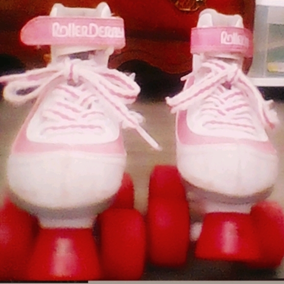 Other - Jr 12 pink roller skates